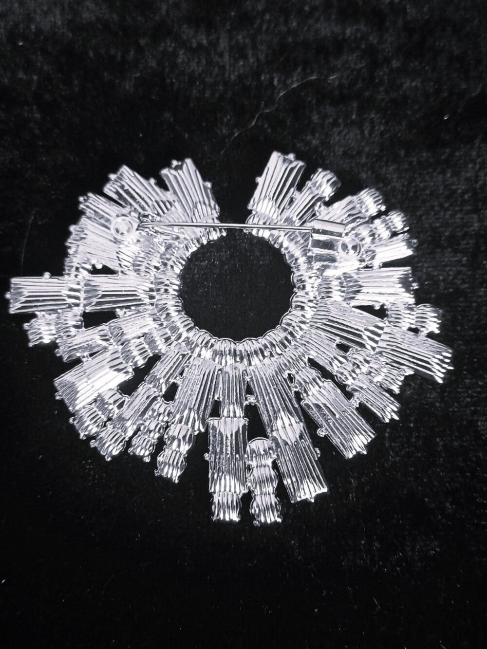 Stunning Rhinestone Round Brooch - Picture 2 of 4